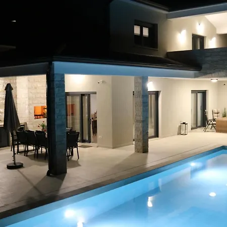 New! Luxury Carlotte With 11m Pool 빌라