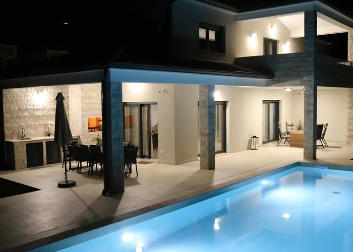 New! Luxury Carlotte With 11m Pool Villa